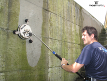 Mosmatic Round Cleaner Air 200 FL-AER200 cleaning a dirty wall 