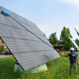 Solar cleaning from the ground with a solar cleaning brush